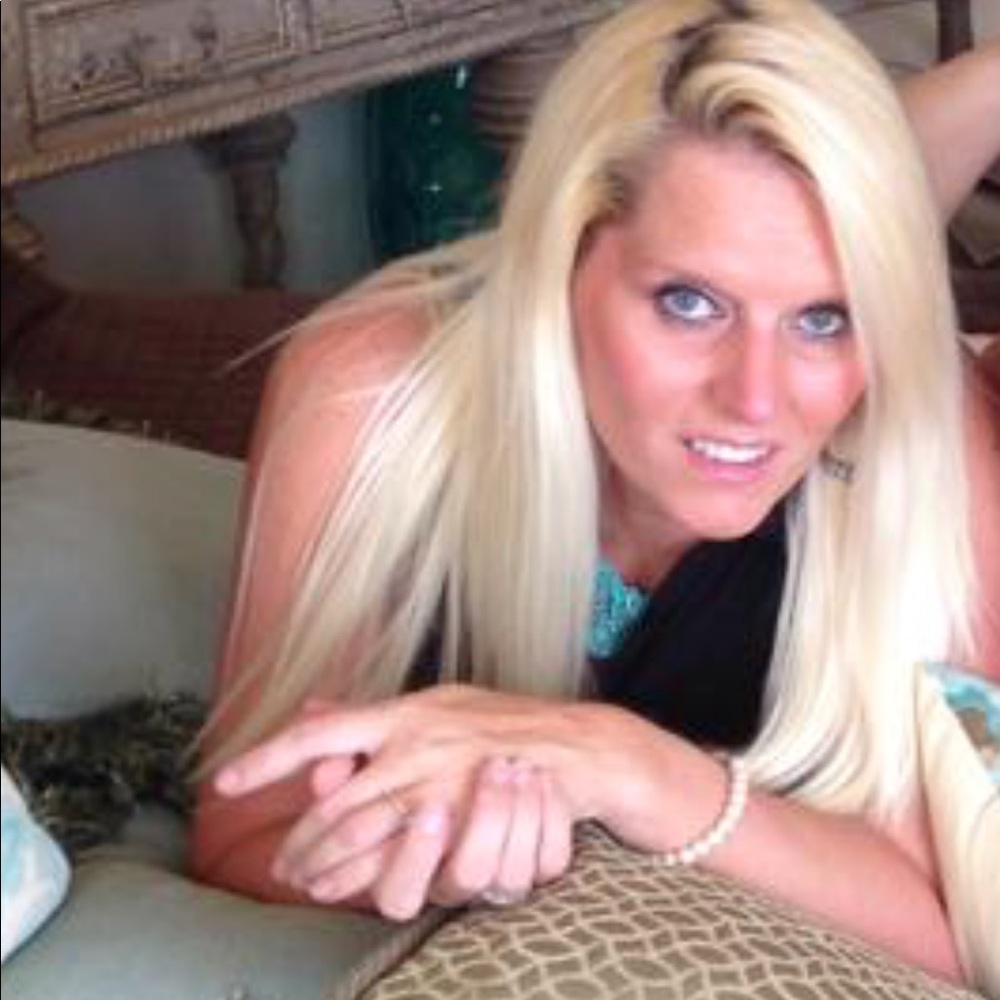 Meet your Posher, April (Ambassador & Top Seller)